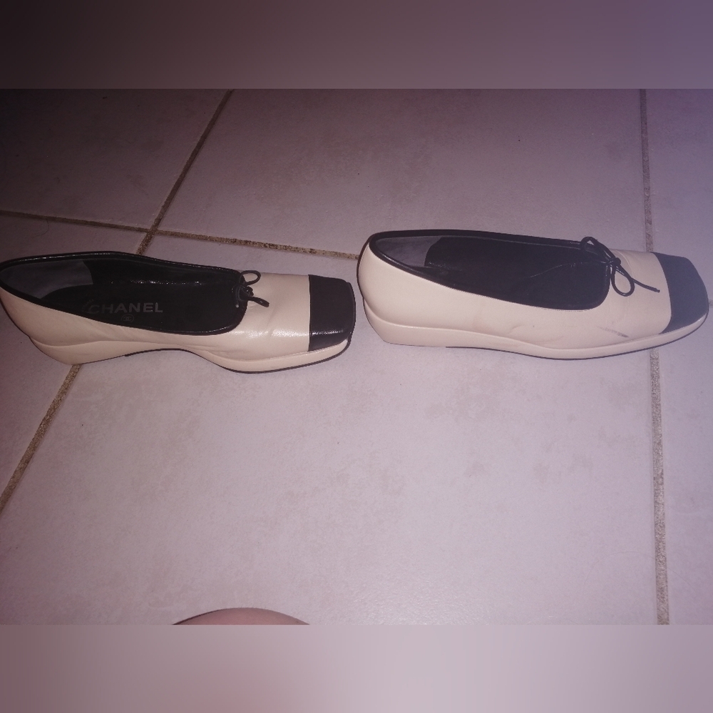 🐧 Chanel Women's Cream & Black Cap Toe Flats with bow in front - Picture 4 of 8